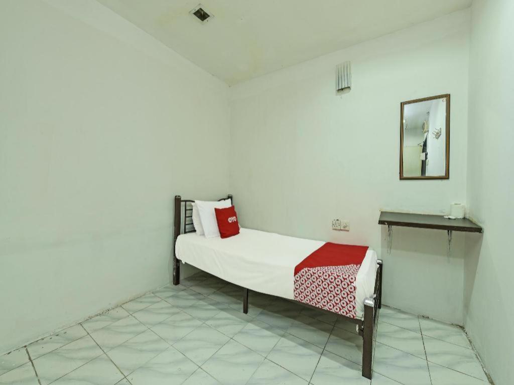 Oyo 90643 Gks Hotel Серембан Екстериор снимка