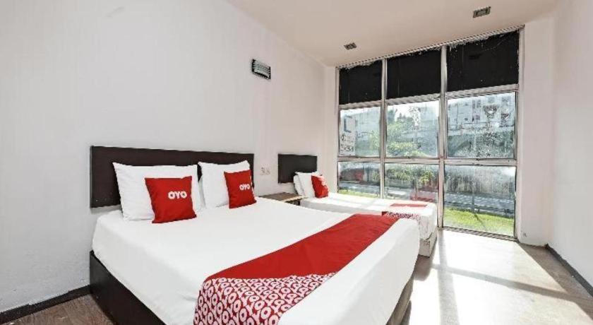 Oyo 90643 Gks Hotel Серембан Екстериор снимка