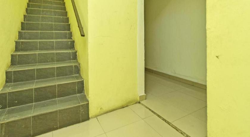 Oyo 90643 Gks Hotel Серембан Екстериор снимка
