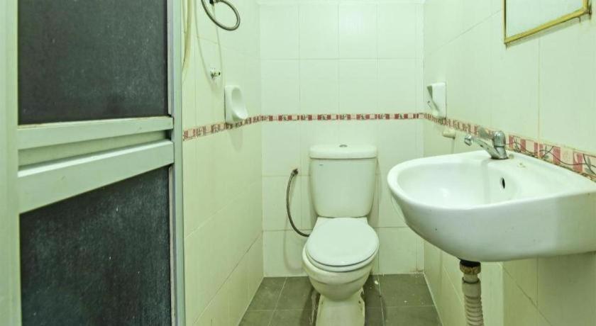 Oyo 90643 Gks Hotel Серембан Екстериор снимка